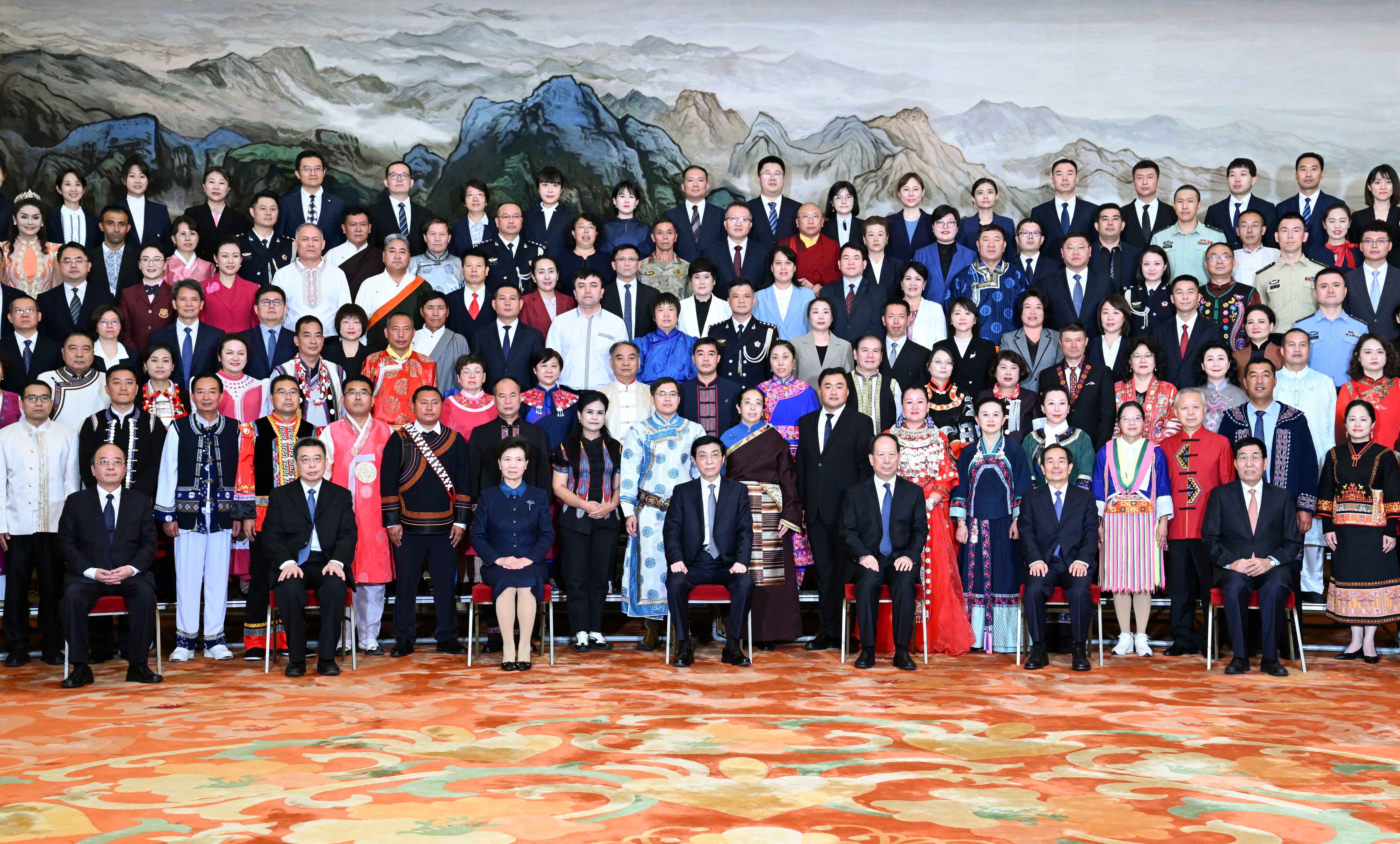 3、各民族代表大合照(1)